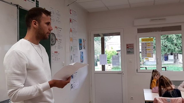 Le milieu de terrain de l'Amiens SC, Alexis Blin a lu la dictée ELA aux enfants de l'école Saint Jean d'Amiens