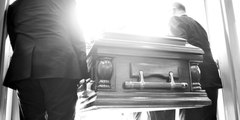 El vídeo en el que un fallecido muy chistoso chilla durante su funeral: ”Déjenme salir, ¡está oscuro aquí!”