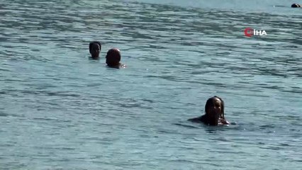 Ekim ayında Ağustos'u yaşayan vatandaşlar sahile akın etti