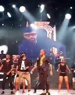 Didier Drogba fait le show, des pas de danse endiablés qui vont vous donner l'envie de danser