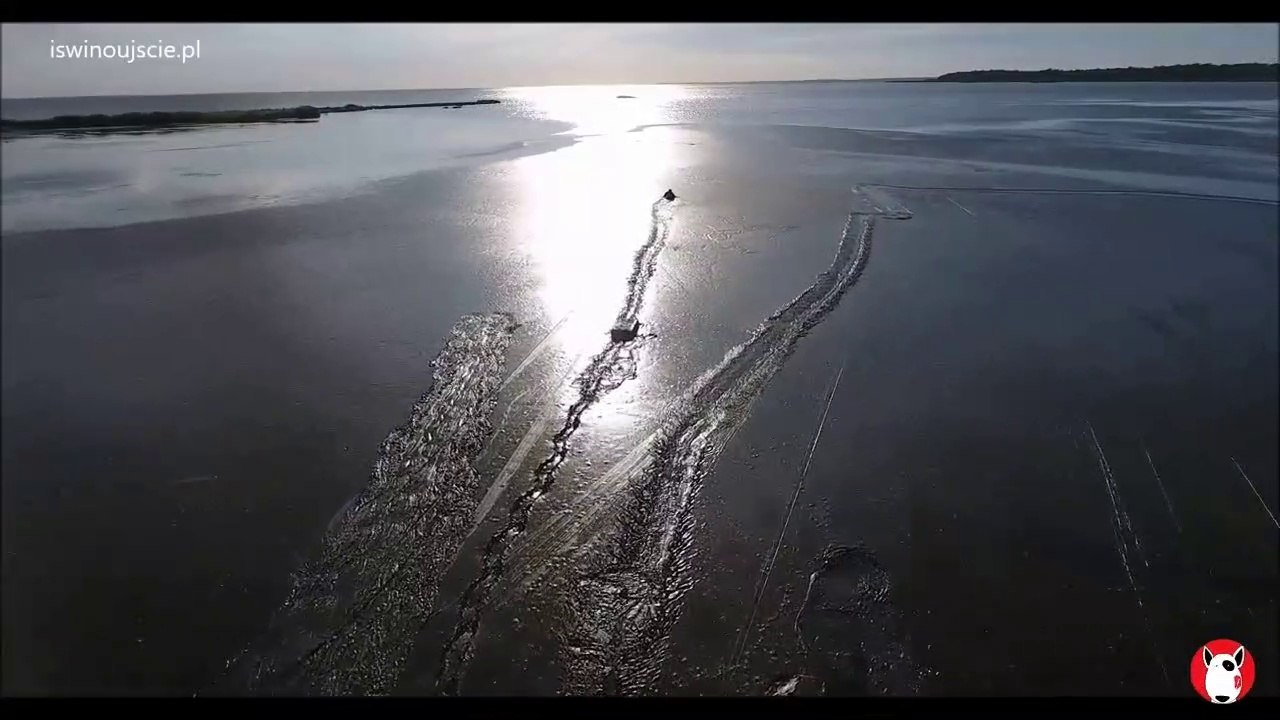 Uomo affronta 200 metri di fango fino al collo per salvare unaquila