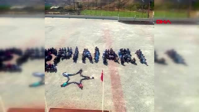 Siirtli öğrencilerden ay yıldızlı 'barış pınarı' figürü