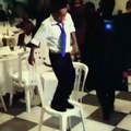 Oh la classe ! Cet enfant qui danse est un exemple de confiance en soi... Trop fort petit gars !