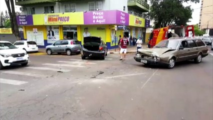 Três carros batem em cruzamento no Centro