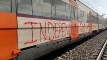 Decenas de manifestantes ocupan las vías del tren de Cercanías en Gerona