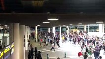 Càrregues de la policia espanyola a l'exterior de l'aeroport (14-10-19)