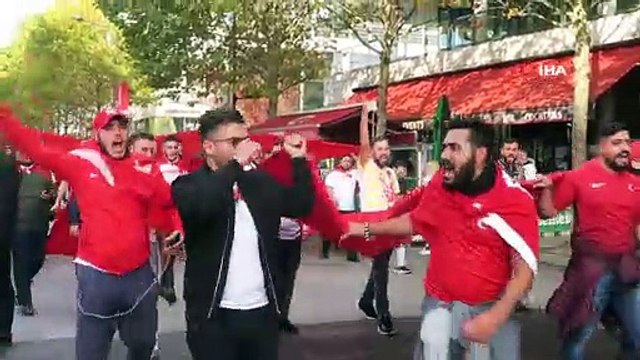 Paris'te milli maç coşkusu