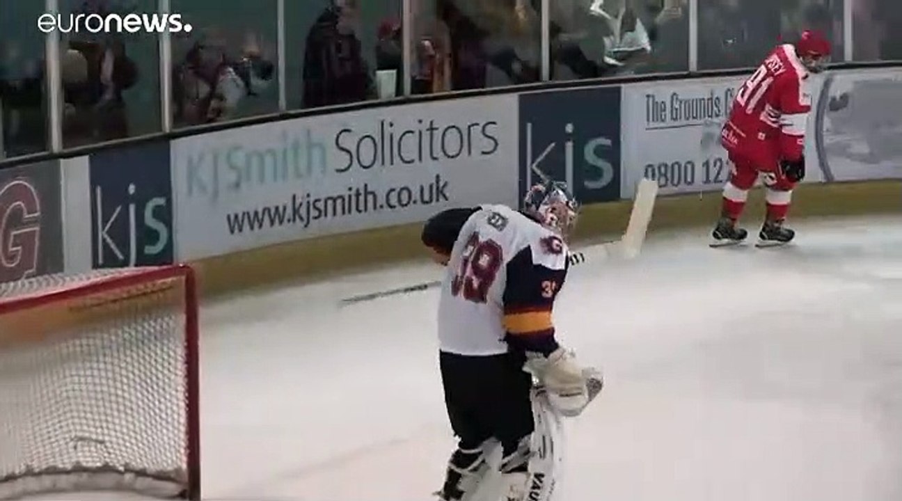 Ex-Chelsea Keeper Cech gibt beeindruckendes Debüt als Eishockey-Torwart