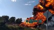 Un camion citerne prend feu sur l'autoroute et fait des flammes géantes