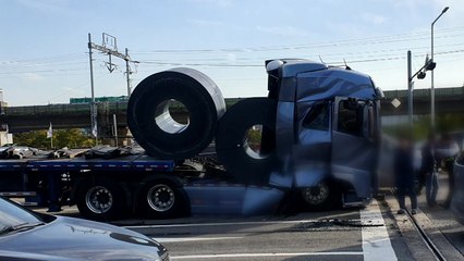 25톤 트레일러, 급정거하다 사고로 이어져 / YTN