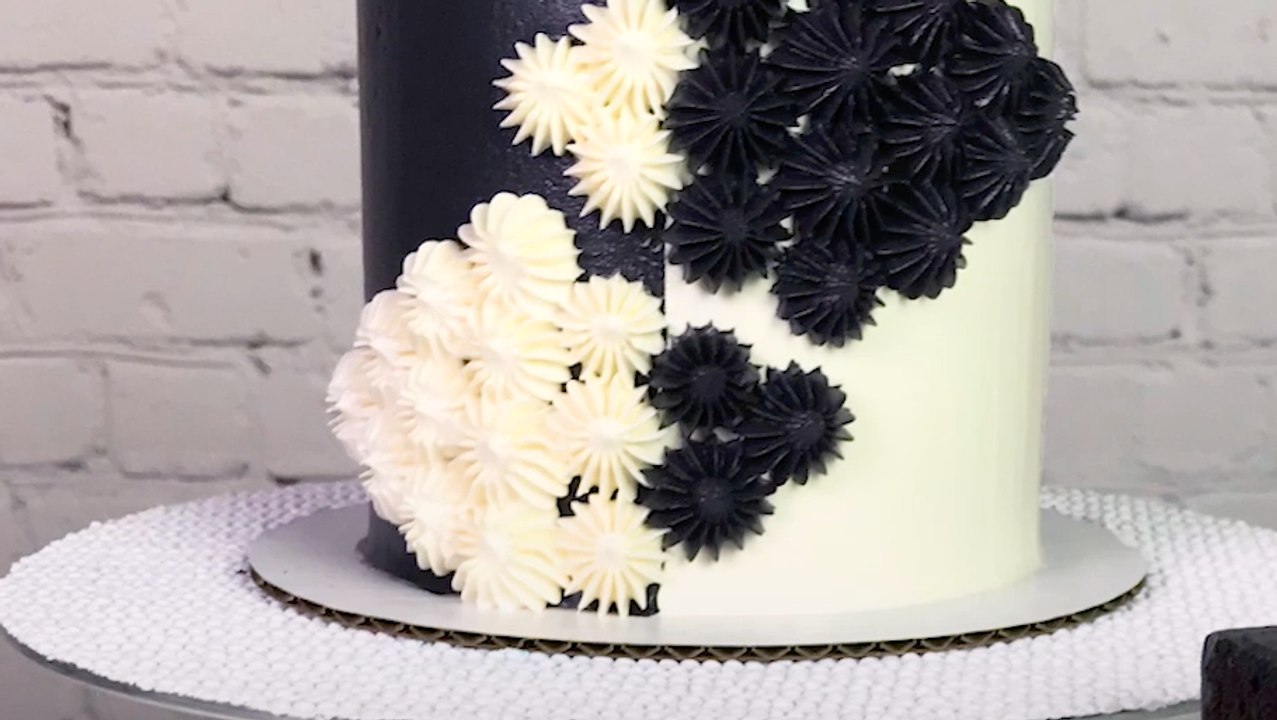 This Cake Is Perfect For B&W Cookie Lovers