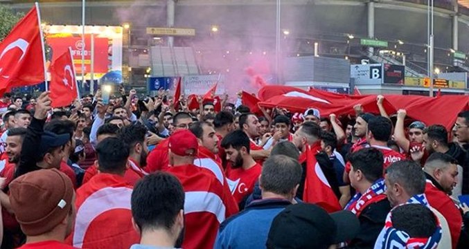 Stade de France'ta Şehitler ölmez, vatan bölünmez sesleri!