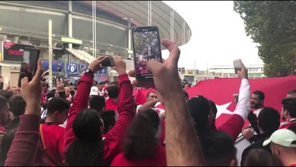 Descargar video: Fransa-Türkiye maçına doğru - Türk taraftarların coşkulu bekleyişi