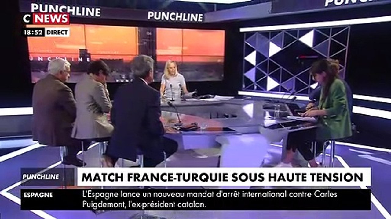 France-Turquie: Les supporters turques défilent ce soir en faisant le salut militaire à l'extérieur du Stade de France