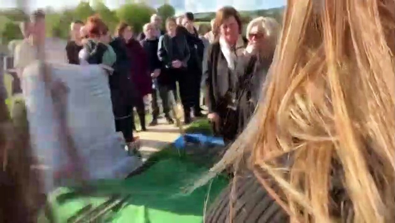 La broma de un hombre muerto a su familia y amigos que les hizo reírse en su entierro