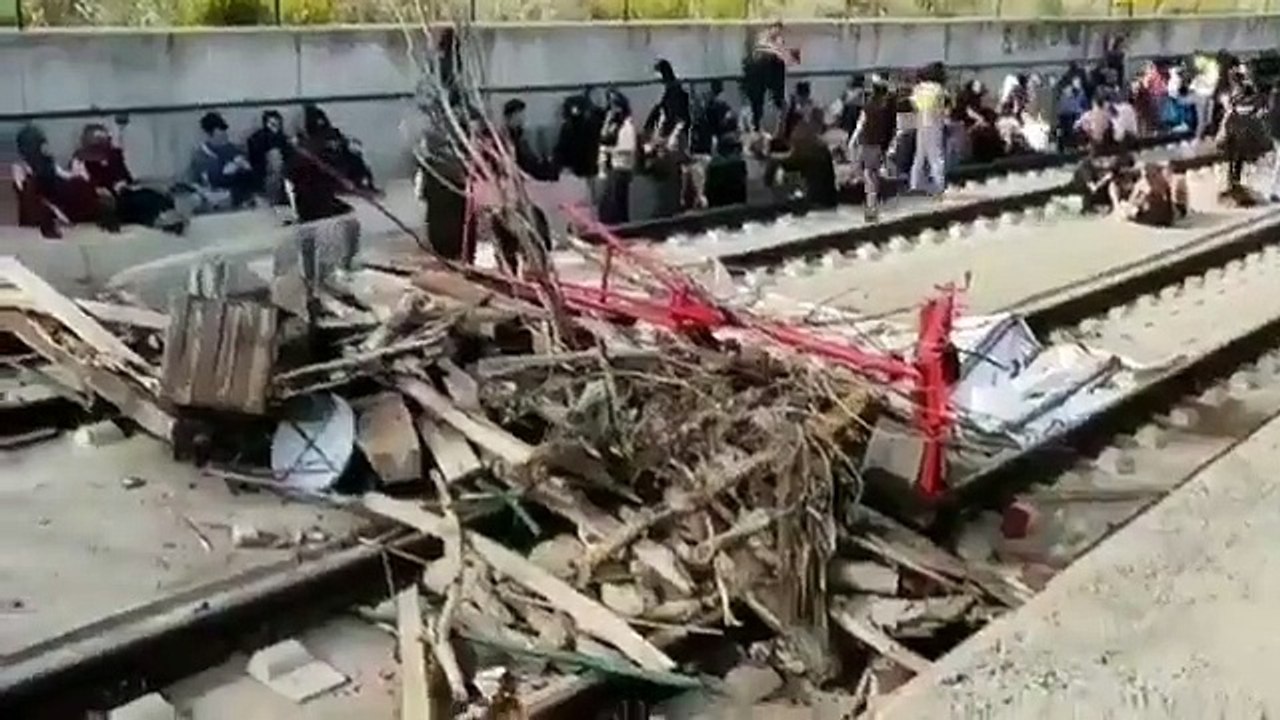 Independentistas forman barricadas en las vías del AVE.