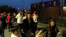 Spor türk taraftarlar, tezahüratlarla stada giriyor