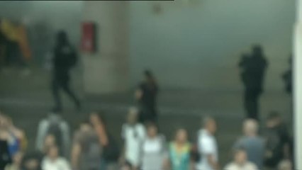 Batalla campal en el Prat entre independentistas y Policía