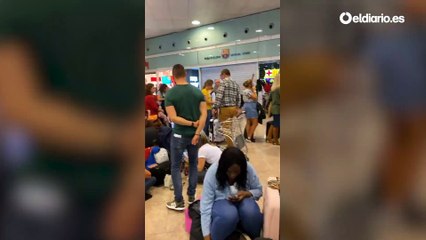 Pasajeros de El Prat tienen que cambiarse de terminal a pie para poder volver a Barcelona