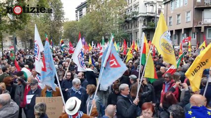 Video herunterladen: Milano, manifestazione pro curdi al consolato turco: bruciato il volto di Erdogan | Notizie.it