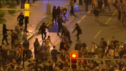 Máxima tensión frente a la Jefatura de la Policía Nacional en Barcelona