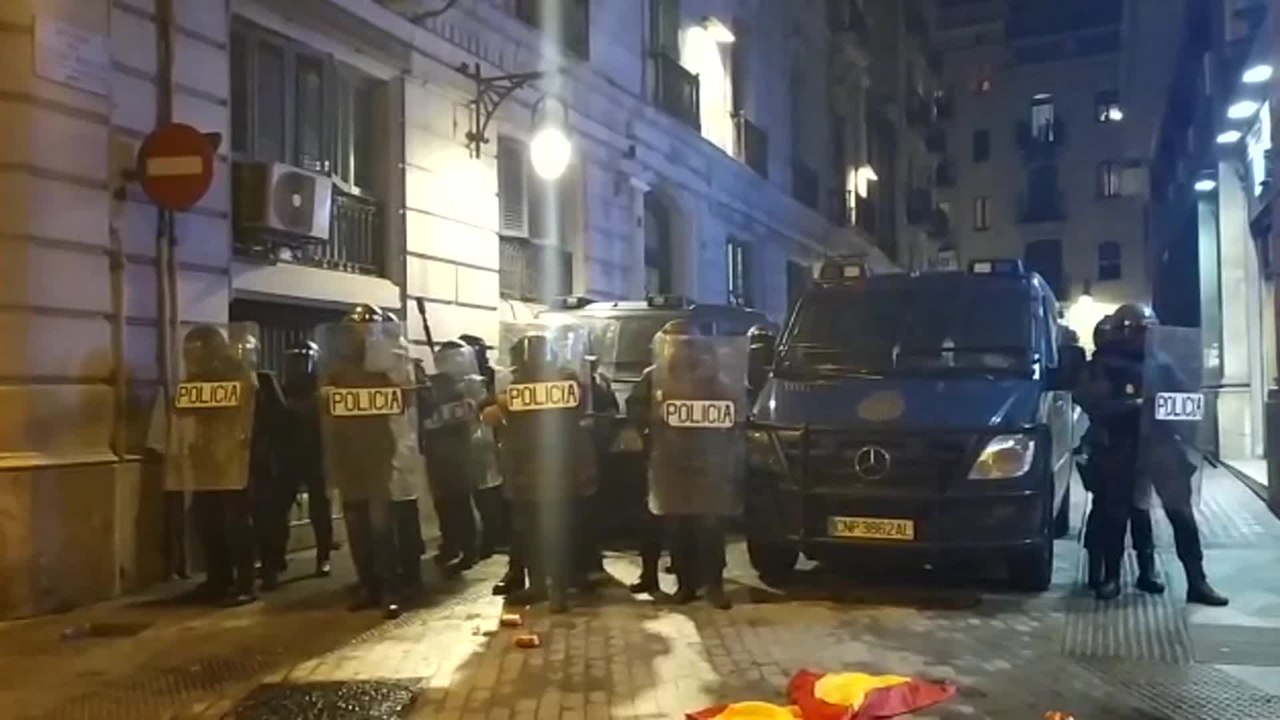 Manifestantes en Barcelona lanzan latas y botellas contra la Policía