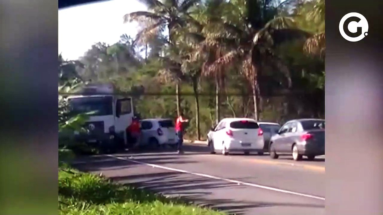 Acidente envolvendo um caminhão e dois carros n...
