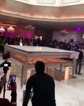 L'Entree spectaculaire des mariés