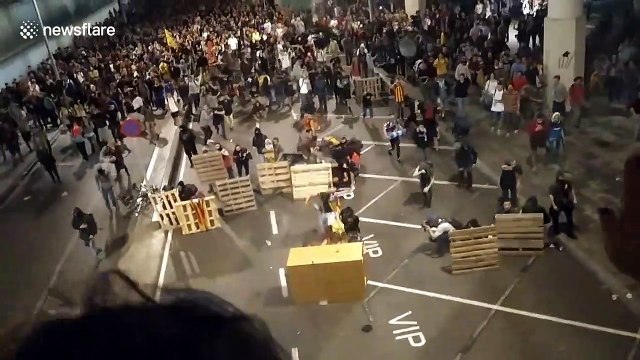 Intense scene as Catalan protestors barricade El Prat airport
