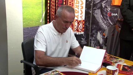Galatasaray efsanesi Zoran Simoviç, imza gününde taraftarlarla buluştu