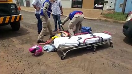 Motociclista sofre queda em via que passa por obras