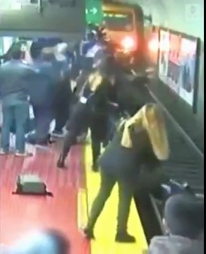 Bayılan adamın kendisine çarpması sonucu raylara düştü