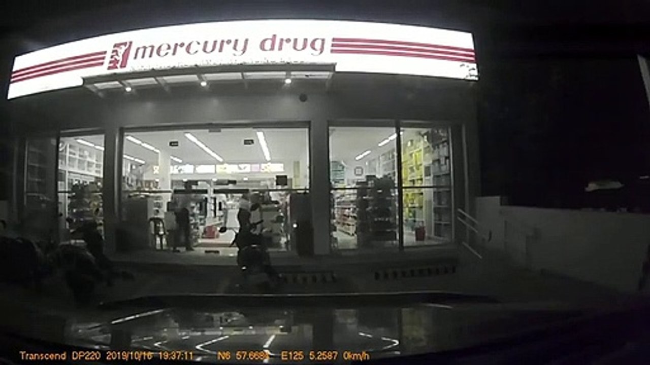 Séisme : ils fuient un magasin en plein tremblement de terre