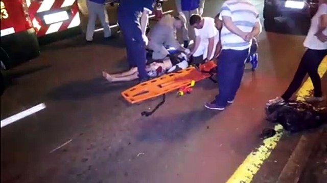 Moto atinge pedestre e duas pessoas ficam feridas na Avenida Carlos Gomes