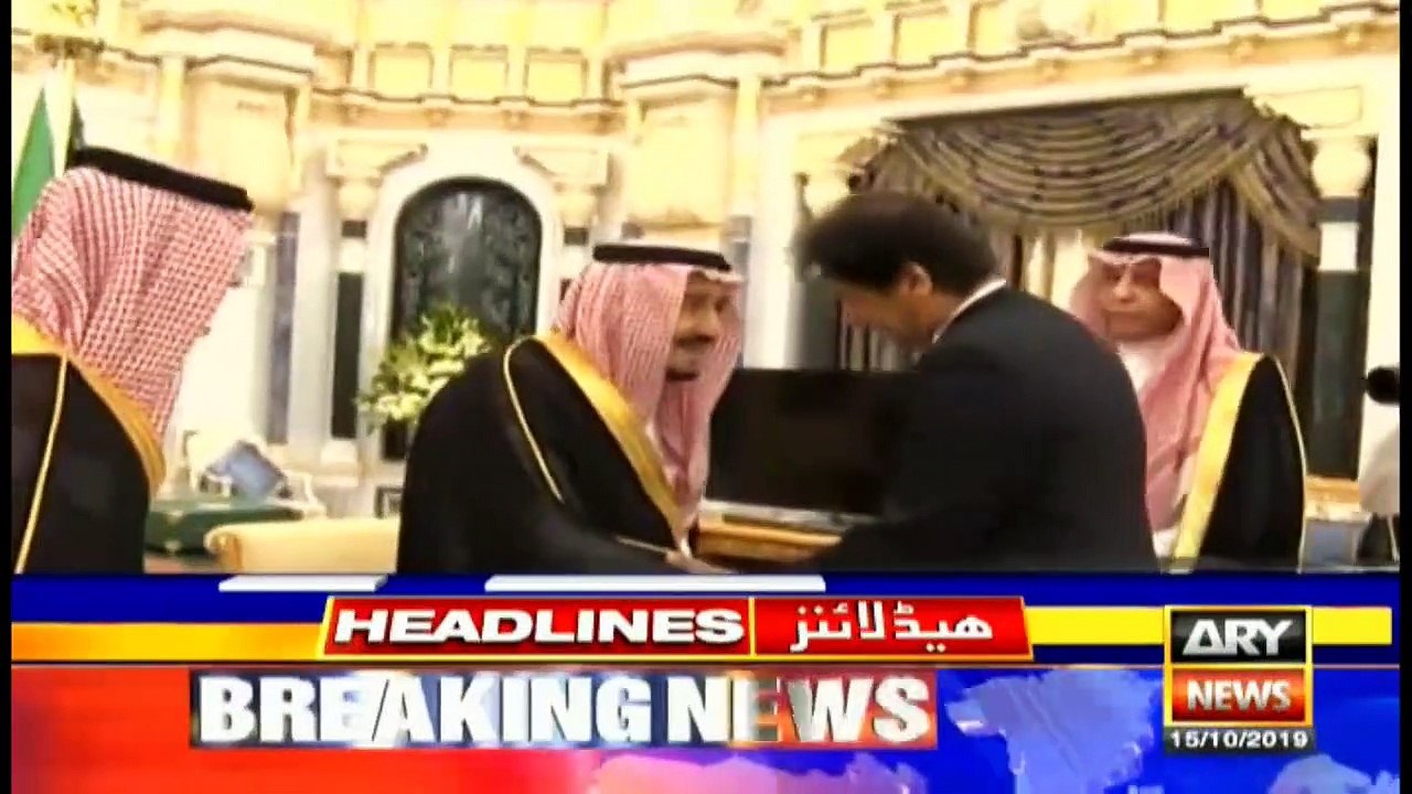 ARYNews Headlines | Sub-inspector among 12 bitten by rabid dog in Karachi | 10AM | 15 OCT 2019