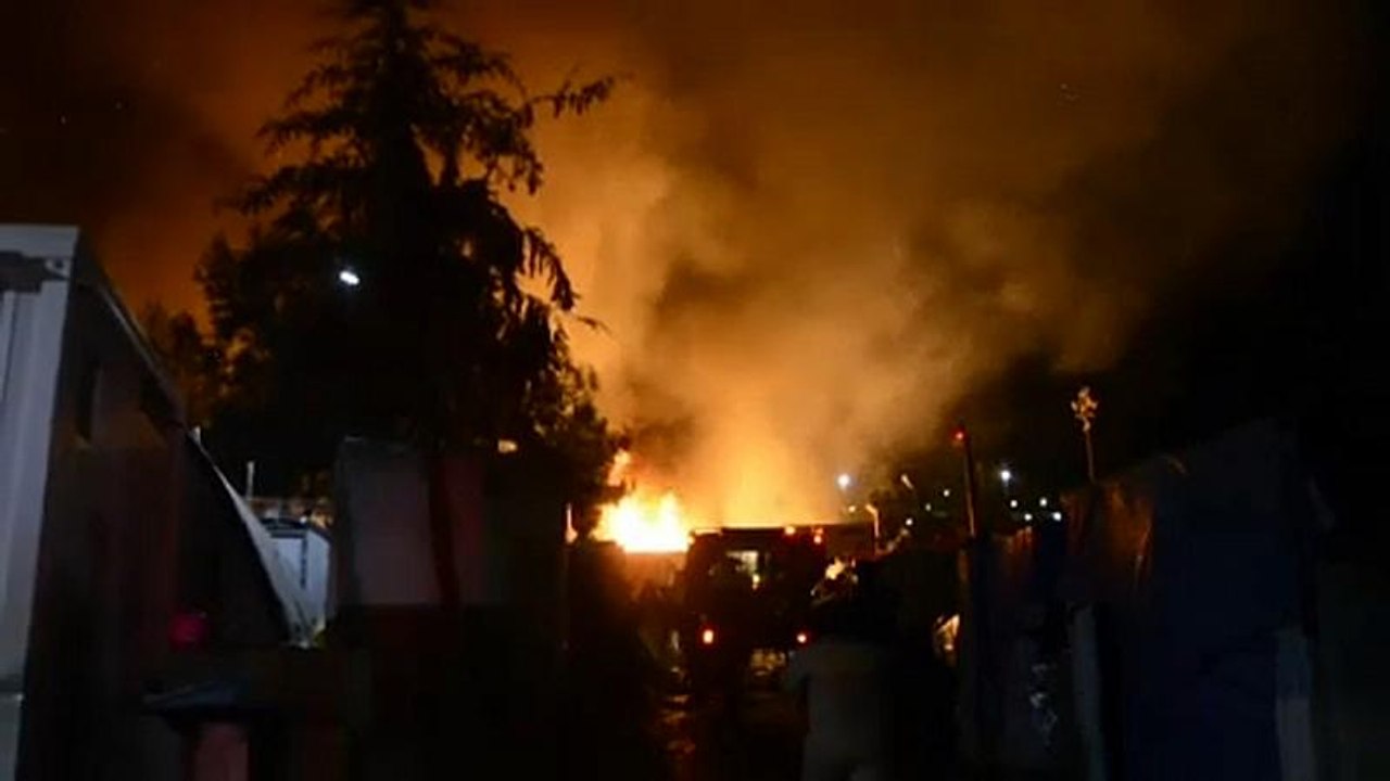Samos: großbrand und messerstiche im migrantencamp