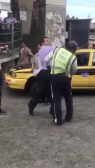Taxista amarillo agrede a Agente de Tránsito en Quito