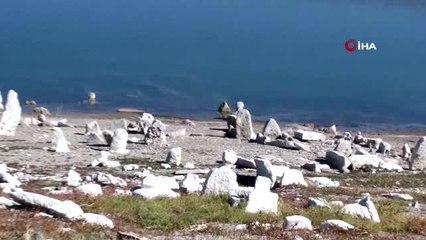 Baraj suyu çekildi, mezarlıktaki iskeletler ve kafatasları ortaya çıktı