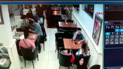 Fatih'te yemek yiyen somalili öğrencinin parasını böyle çaldılar
