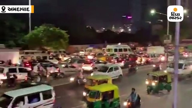 અમદાવાદમાં મેટ્રોનું કામ કરતી ક્રેન ખોટકાતા ટ્રાફિક જામ