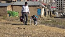 Hakkari engelli oğlunu okula kucağında taşıyor