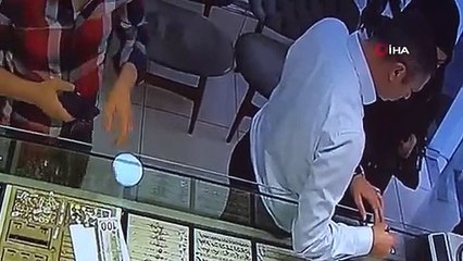 İçinde 13 bin dolar olan paket buldu; sahibinin bulunması için kuyumcuya teslim etti