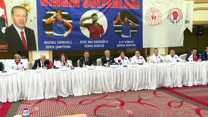 Download Video: Ringin sultanları basın mensuplarıyla bir araya geldi - Busenaz Sürmeneli