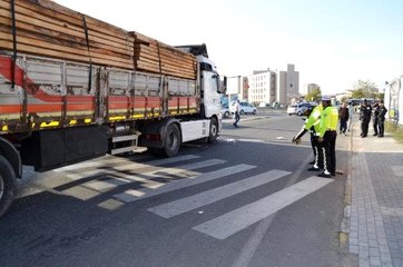 Tırın çarptığı simitçinin bacağı koptu