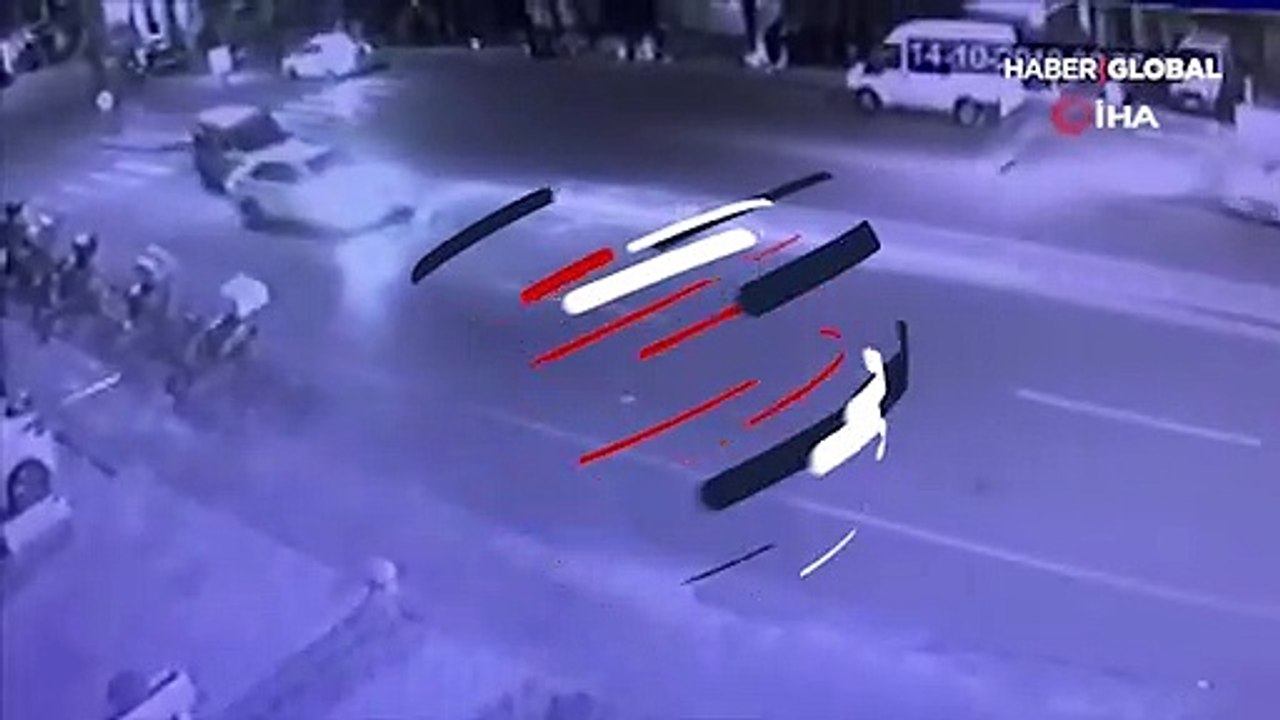 Aynı araca üst üste çarpıp kaçtı