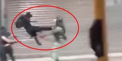 Este manifestante karateca derriba de una patada voladora a un policía en Hong Kong