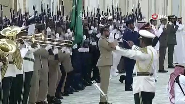 Suudi Arabistan askeri bandosu Rus Milli Marşı'nı öyle çaldı ki Putin'in yüzüne yansıdı