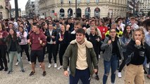 Manifestation joyeuse et dansante des étudiants de Staps à la préfecture