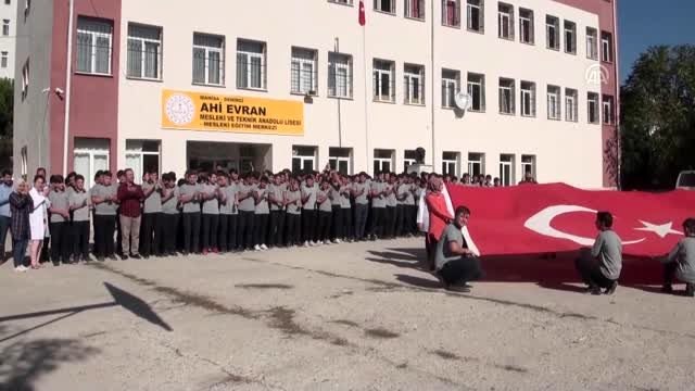 Okul bahçesine vücutlarıyla Barış Pınarı yazdılar