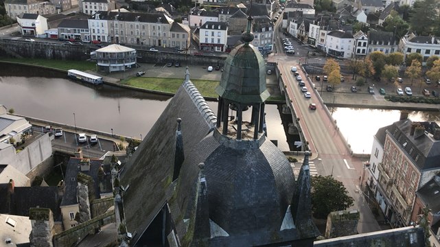 Au-dessus de la basilique, une vue imprenable sur la ville de Mayenne